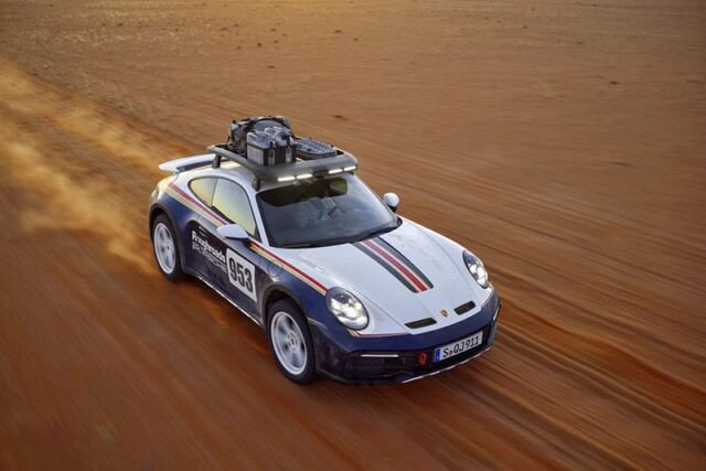 Đầu xe Porsche 911 Dakar 2025 với nắp ca-pô nổi bật