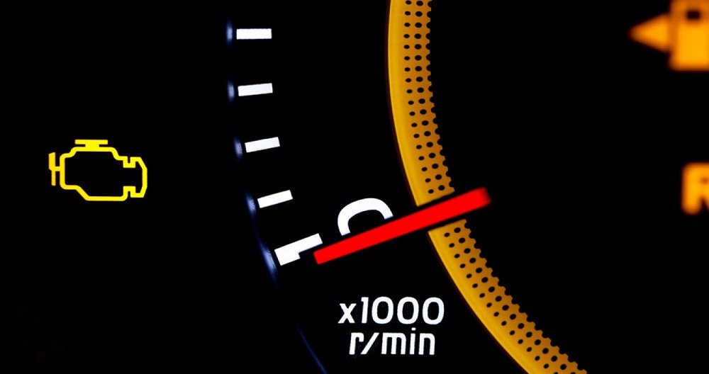 Đèn Check Engine sáng báo hiệu lỗi hệ thống tuần hoàn khí thải