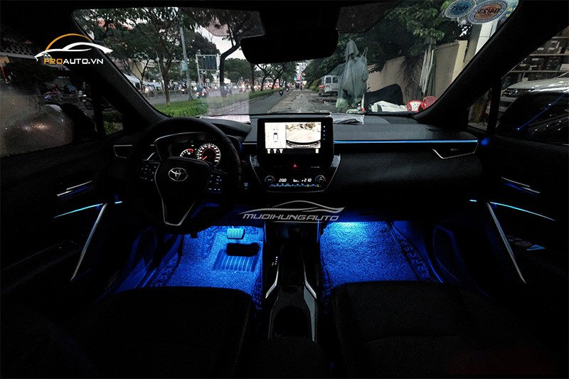 Đèn LED nội thất đa sắc màu cho xe Toyota Fortuner Limousine, tạo không gian lung linh.