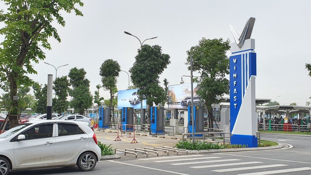 Điểm sạc pin cho ô tô điện VinFast tại Uông Bí, Quảng Ninh, nằm trong kế hoạch mở rộng cơ sở hạ tầng sạc.