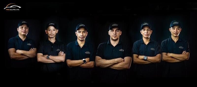 Đội ngũ kỹ thuật viên chuyên nghiệp đang thực hiện dán phim PPF ARI cho xe