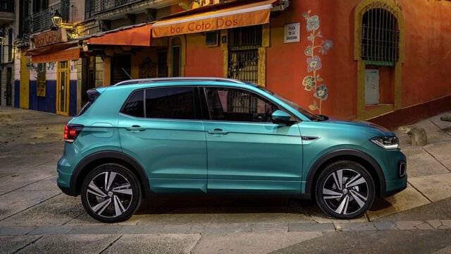Đội ngũ kỹ thuật viên Volkswagen Nha Trang chuyên nghiệp đang chăm sóc xe