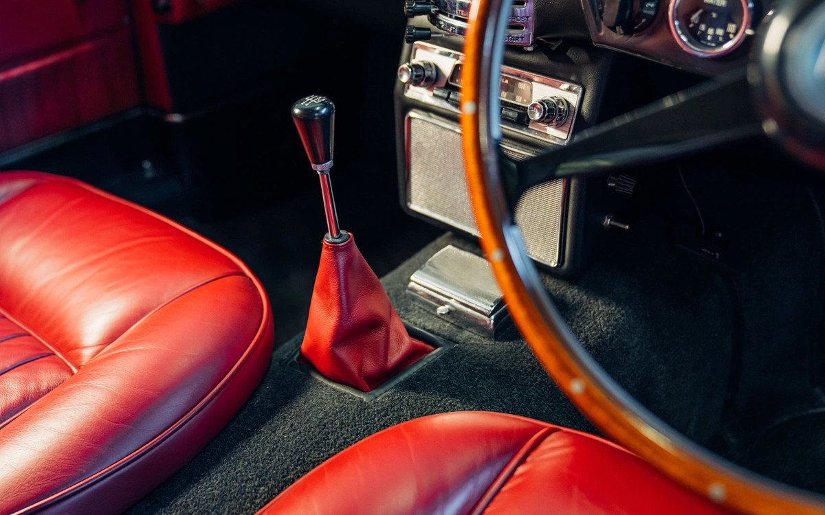 Động cơ 6 xy-lanh thẳng hàng của xe Aston Martin DB5