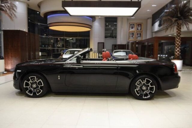 Động cơ mạnh mẽ của Rolls-Royce Dawn Black Badge 2025