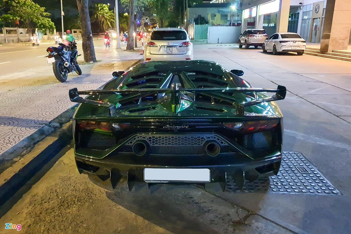 Động cơ V12 mạnh mẽ của Lamborghini Aventador SVJ