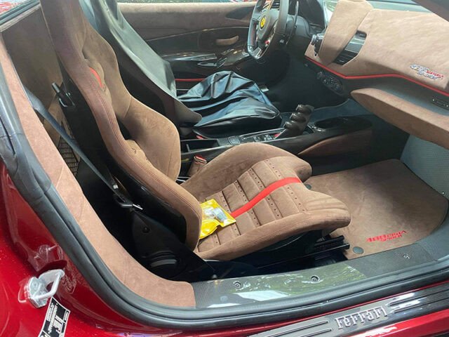 Động cơ V8 tăng áp kép của Ferrari 488 Pista Spider với các chi tiết kỹ thuật rõ nét.