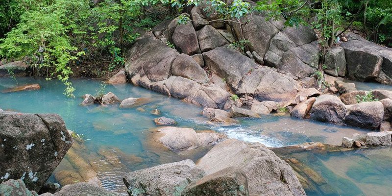 Dòng suối trong vắt tại Suối Tiên Suối Đá trên Núi Dinh, điểm dừng chân lý tưởng cho chuyến đi xe ô tô