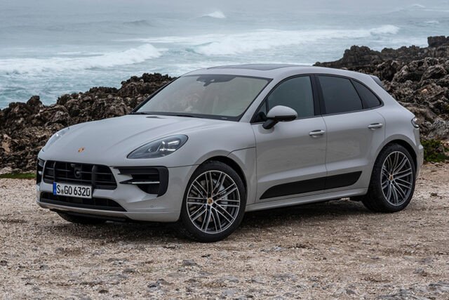 Dòng xe SUV Porsche Macan màu đỏ trên địa hình núi
