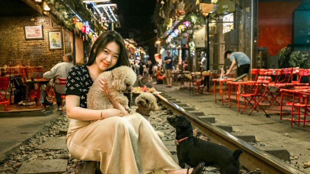 Du khách chụp ảnh tại Đường tàu Hà Nội, ghi lại khoảnh khắc độc đáo của tuyến đường sắt.