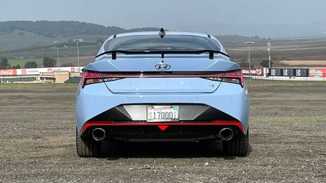 Đuôi xe Hyundai Elantra N 2025 với cánh gió lớn