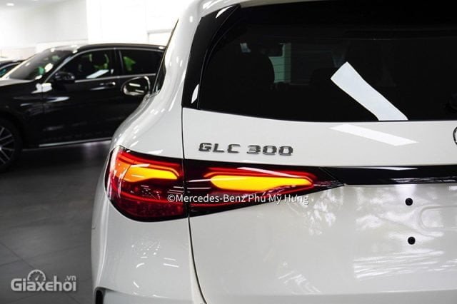 Đuôi xe Mercedes-Benz GLC 300 4Matic 2023 với cụm đèn hậu LED thanh thoát