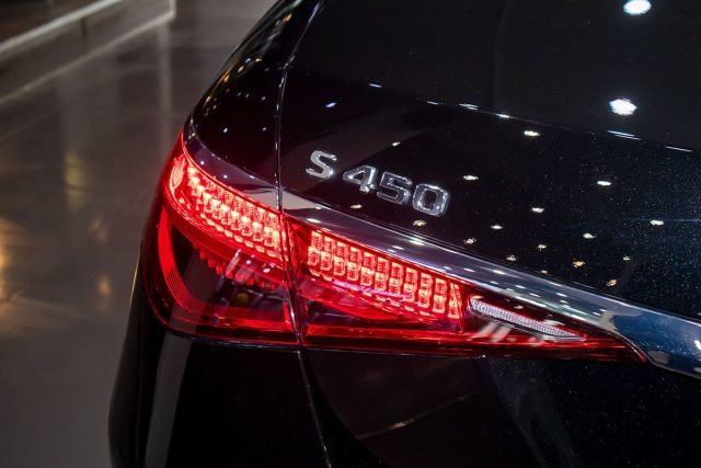 Đuôi xe Mercedes S450 2022 với đèn hậu LED 3D