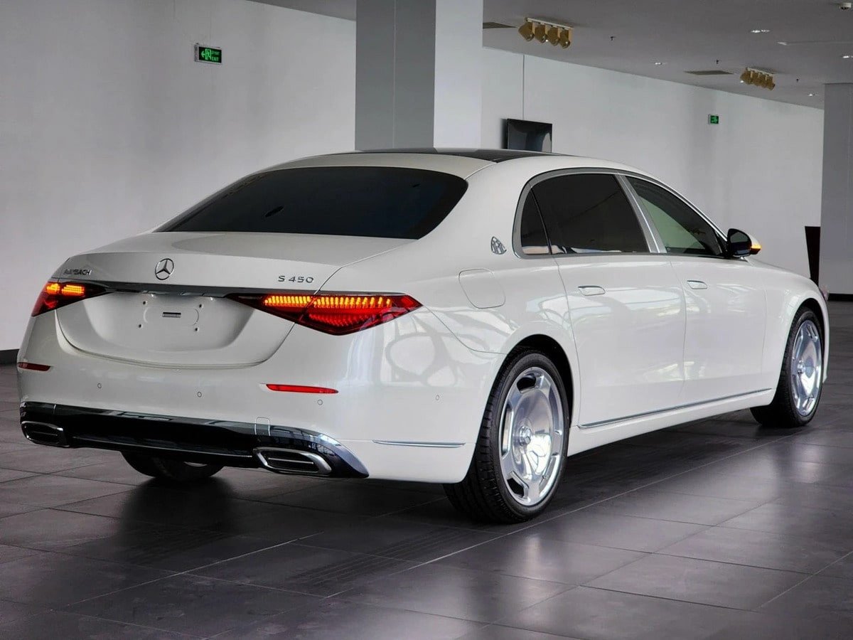 Đuôi xe Mercedes S450 với cụm đèn hậu LED 3D và ống xả đối xứng