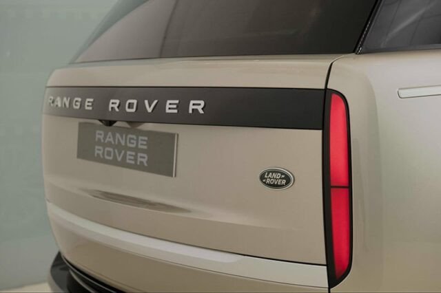 Đuôi xe Range Rover 2023 với đèn hậu thanh mảnh