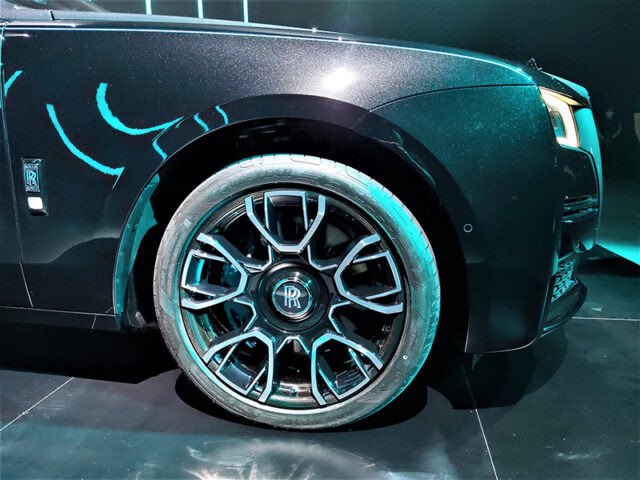 Đuôi xe Rolls-Royce Ghost Black Badge 2025 với thiết kế tinh tế và ống xả đối xứng.