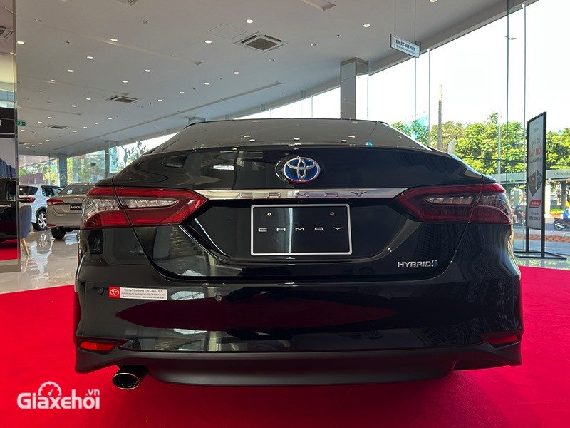 Đuôi xe Toyota Camry 2.5HV 2024 có logo Hybrid đặc trưng
