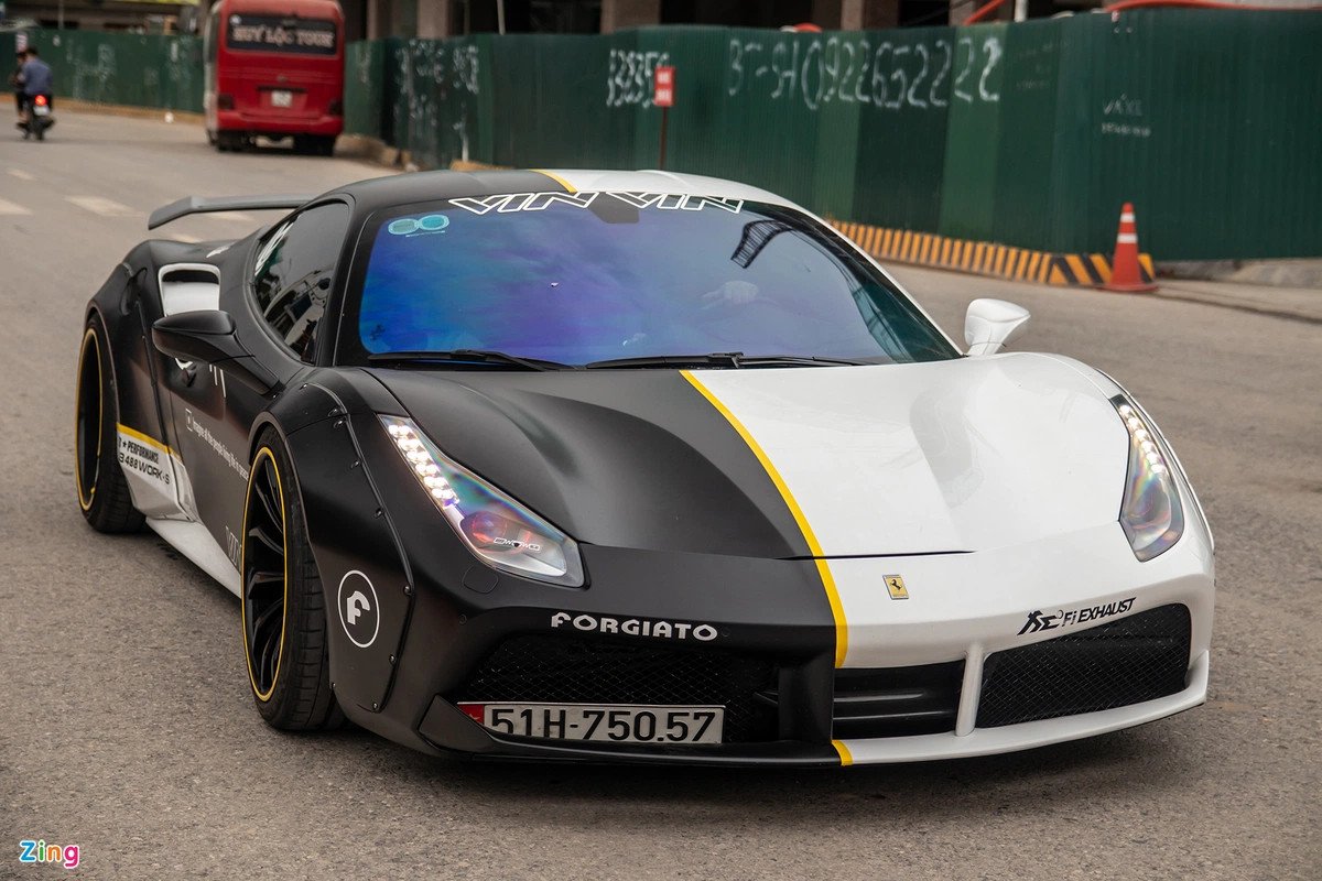 Ferrari 488 GTB độ Liberty Walk tại Việt Nam với màu sắc độc đáo