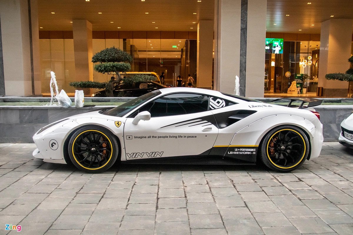 Ferrari 488 GTB độ Liberty Walk với hệ thống treo khí nén hạ gầm