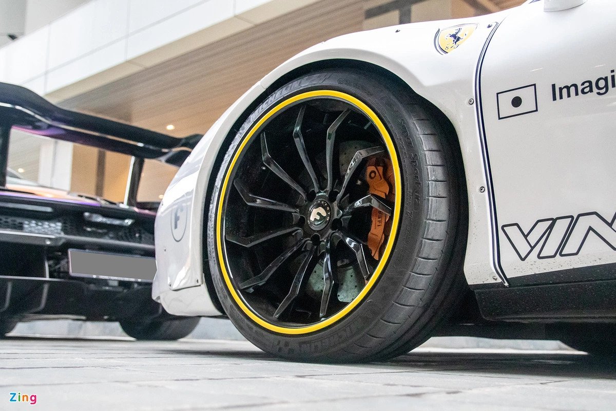 Ferrari 488 GTB độ Liberty Walk với mâm và phanh màu cam nổi bật