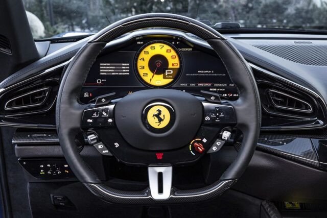 Ferrari Purosangue 2025 màu đỏ đang vận hành trên đường, thể hiện khả năng di chuyển linh hoạt và êm ái của mẫu SUV hiệu suất cao.