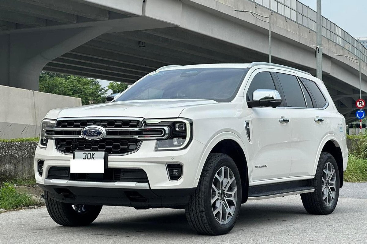 Ford Everest màu xanh đậm mạnh mẽ, dòng SUV 7 chỗ có doanh số ấn tượng trong tháng 7/2024