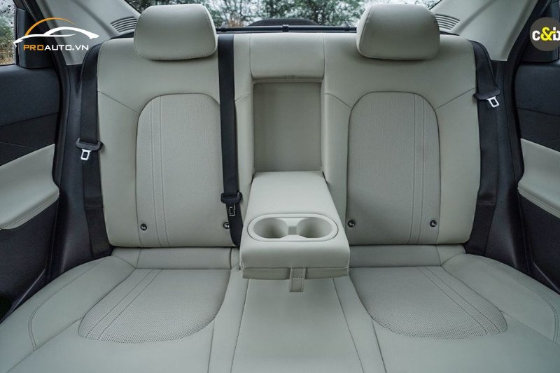 Ghế da màu kem sang trọng cho xe Hyundai Accent