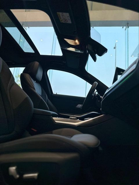 Ghế ngồi bọc da cao cấp và nội thất sang trọng của BMW 330i M Sport 2023