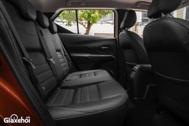 Ghế ngồi bọc da hai tông màu trên Nissan Kicks 2023