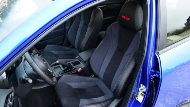 Ghế ngồi phía trước của Subaru WRX 2022 với thiết kế thể thao ôm sát cơ thể, đường chỉ đỏ nổi bật, mang lại cảm giác lái phấn khích.