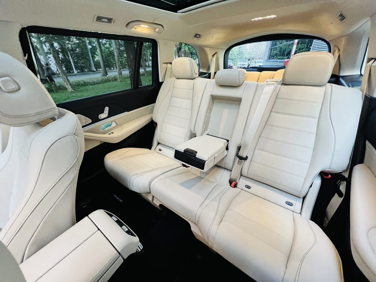 Ghế sau của Mercedes GLS 450, cho thấy không gian rộng rãi và cửa sổ trời toàn cảnh