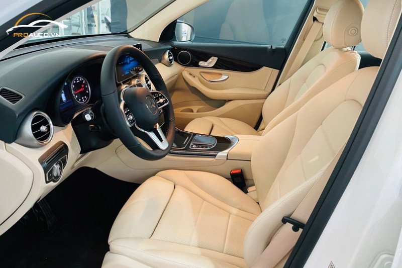 Ghế xe Mercedes GLC 200 được bọc da cao cấp với tông màu nâu mới
