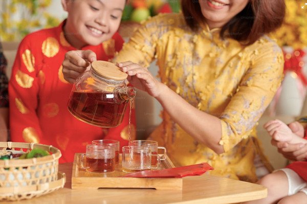 Gia đình vui vẻ du xuân bằng xe ô tô trong kỳ nghỉ Tết Nguyên Đán 2025