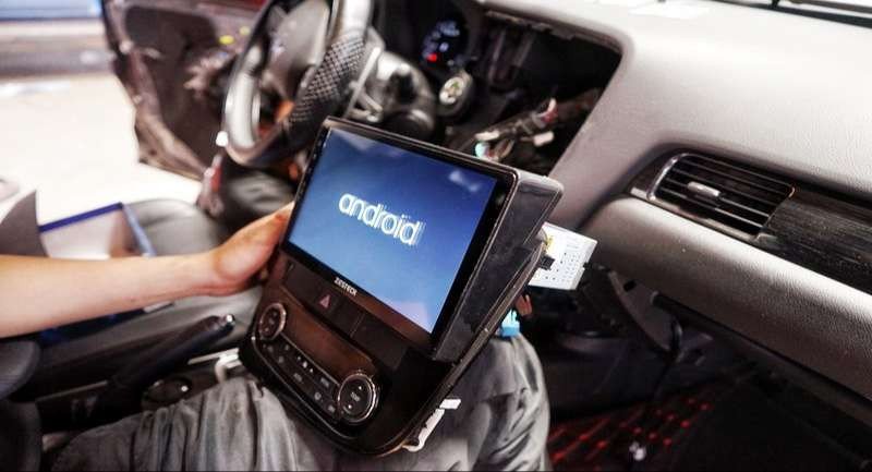 Giao diện màn hình Android ô tô hiển thị các tùy chọn để reset phần mềm hoặc khôi phục cài đặt gốc.
