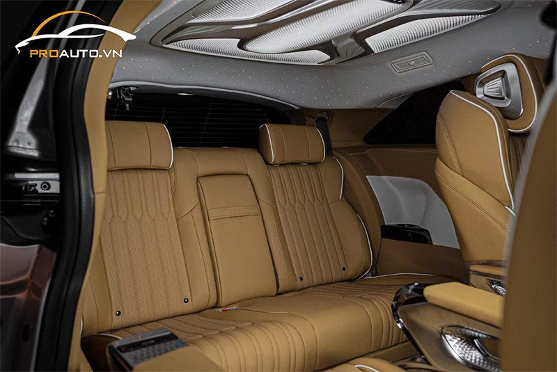Giường sofa One Piece 4.0 Max trong không gian xe Limousine, tiện nghi như một chiếc giường.