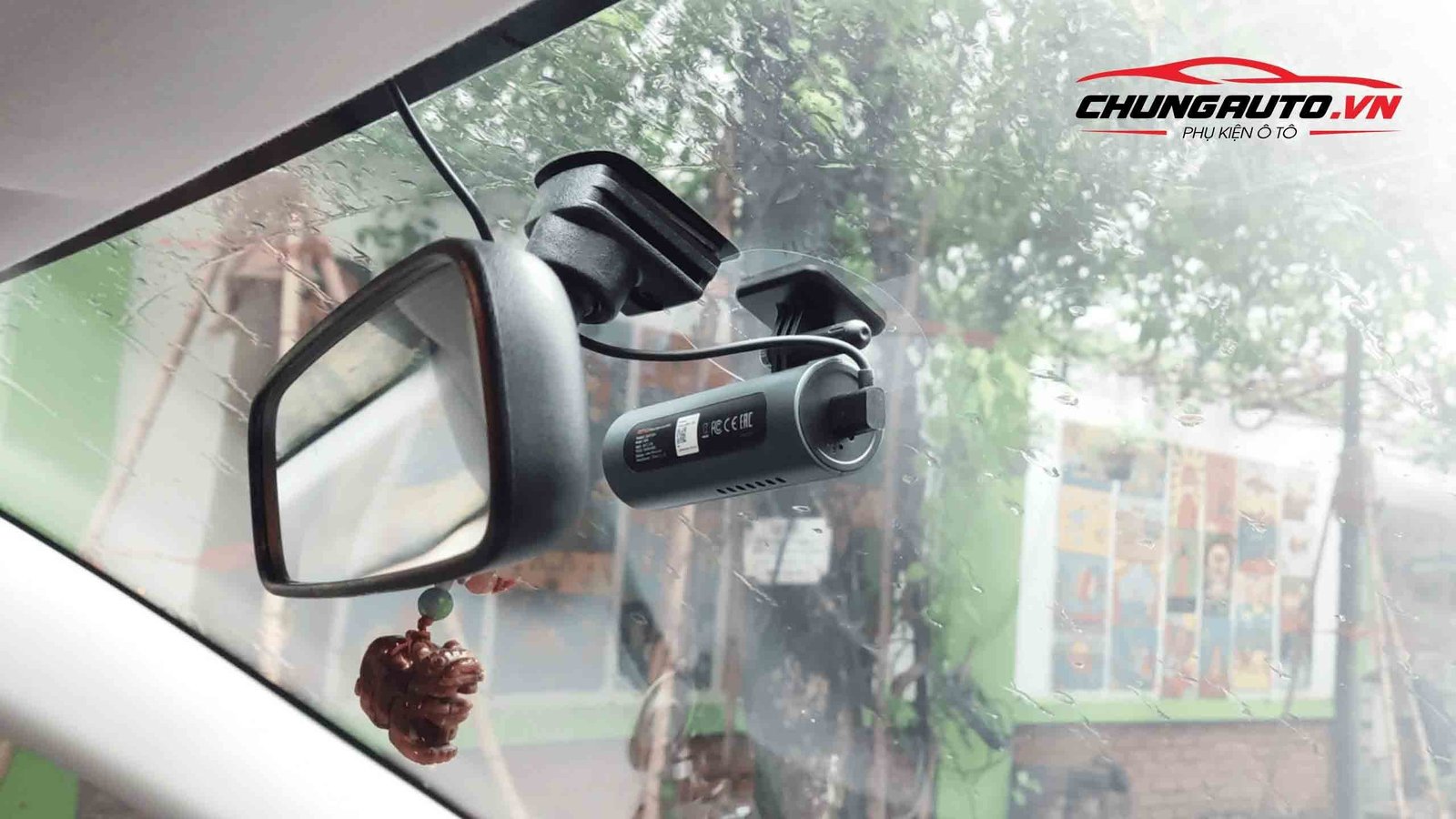 Góc nhìn cận cảnh Camera 70Mai M300 lắp đặt trên kính lái ô tô