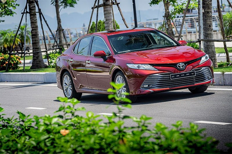 Góc nhìn thân xe Toyota Camry 2019 với thiết kế đường gân nổi bật