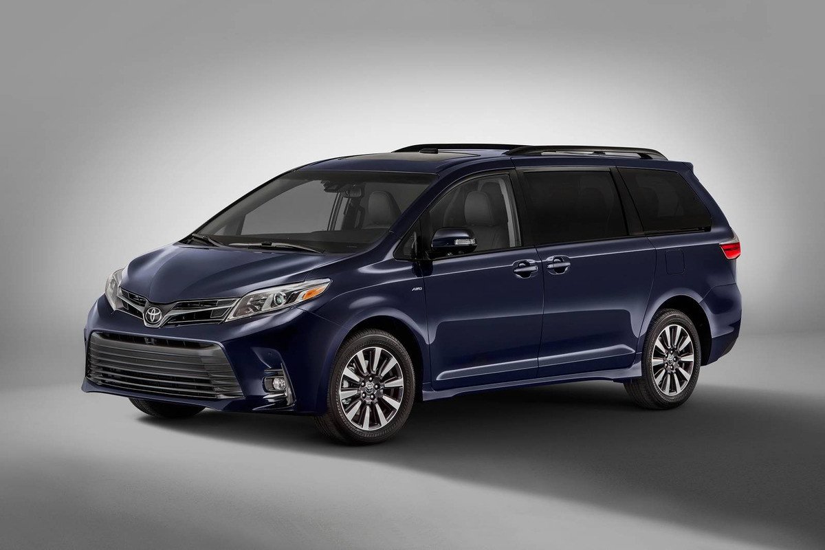 Góc nhìn thân xe Toyota Sienna 2023 với đường gân dập nổi và bộ mâm hợp kim đa chấu, tôn lên vẻ bề thế của MPV.
