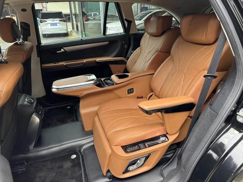 Gói độ Limousine ô tô từ 7 chỗ xuống 4 chỗ, mở rộng không gian