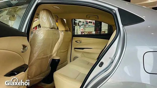 Hàng ghế hành khách phía sau của Toyota Vios 2022 phiên bản G bọc da màu nâu vàng, mang lại cảm giác sang trọng và thoải mái.