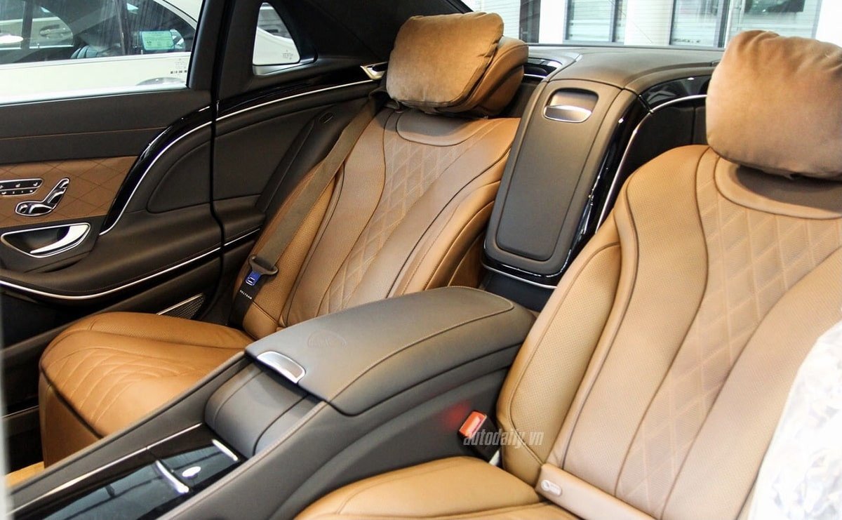 Hàng ghế sau Mercedes S450 rộng rãi, tích hợp massage cao cấp