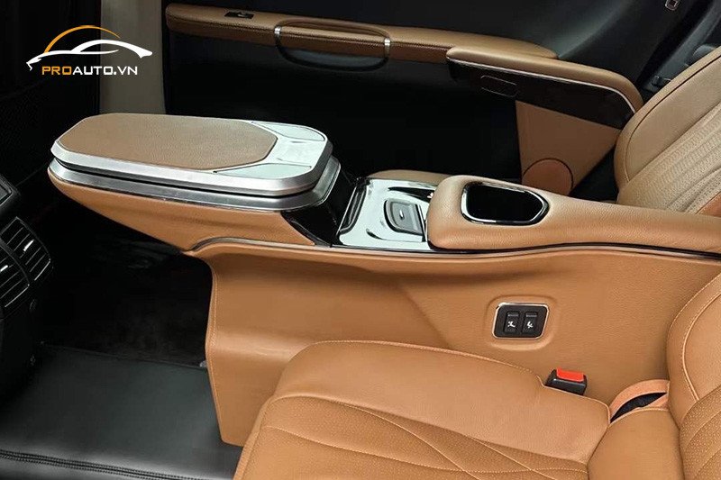 Hạng mục độ con ngựa sang trọng cho nội thất xe Fortuner, tăng tính thẩm mỹ.