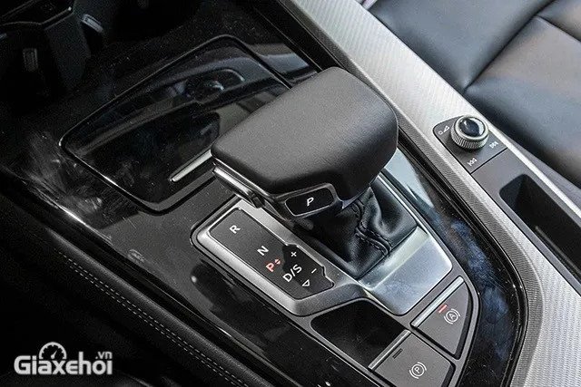 Hệ dẫn động quattro và mâm xe hợp kim trên Audi A4 2024