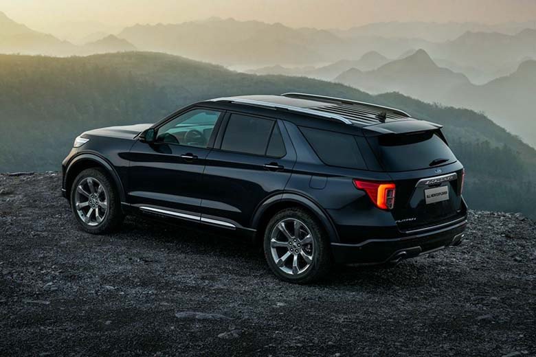 Hệ thống cảm biến và camera phía sau của Ford Explorer 2021, minh họa các tính năng an toàn.