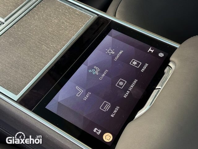 Hệ thống giải trí với màn hình phía sau trên Range Rover Autobiography LWB 2025
