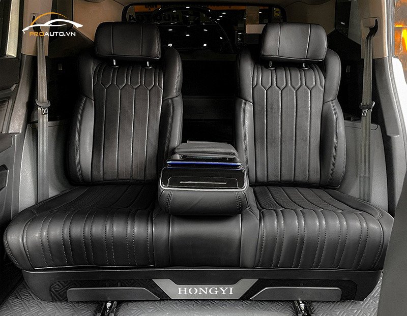 Hình ảnh cận cảnh quy trình độ ghế Limousine cho Fortuner, đảm bảo sự tỉ mỉ.