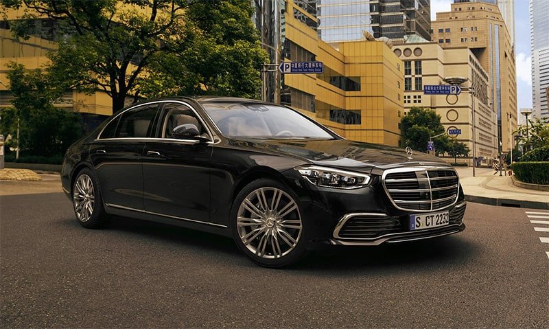 Hình ảnh chiếc Mercedes-Benz S-Class màu đen, biểu tượng của sự sang trọng và công nghệ đỉnh cao