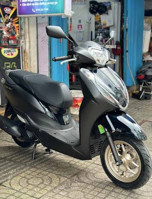 Hình ảnh chiếc xe Honda Lead 2025 màu xanh bạc đẳng cấp, tôn vinh vẻ đẹp sang trọng và cá tính