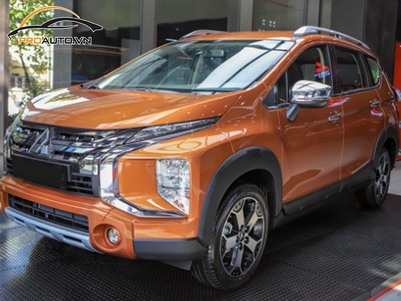 Hình ảnh chiếc xe Mitsubishi Xpander Cross được dán wrap đổi màu ngoại thất, cho thấy vẻ ngoài mới mẻ và ấn tượng.