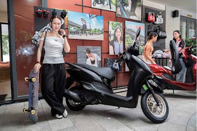 Hình ảnh chiếc xe tay ga Honda Lead 2025 màu đỏ với cụm đèn pha hiện đại và thiết kế tổng thể năng động