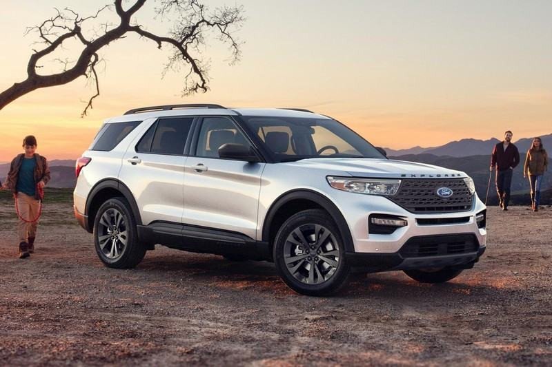 Hình ảnh Ford Explorer 2021 màu đen nhìn từ góc phía trước, làm nổi bật thiết kế ngoại thất mạnh mẽ của dòng SUV.